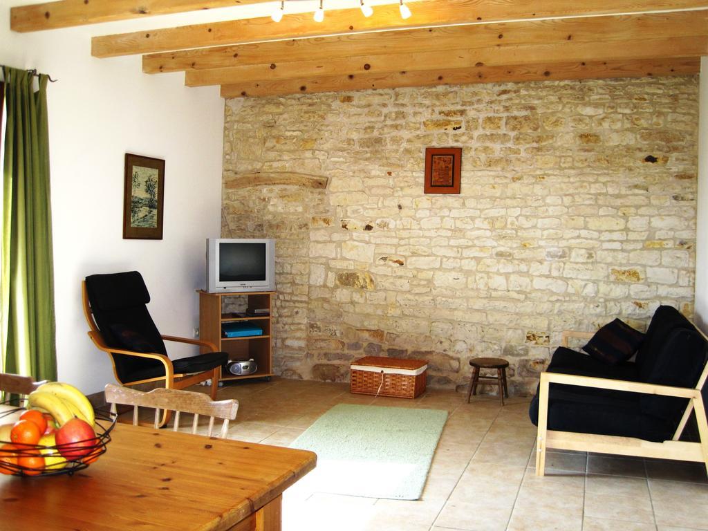 Le Noisetier At Les Hiboux Gites Chef-Boutonne 部屋 写真