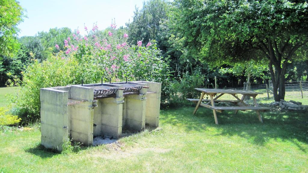 Le Noisetier At Les Hiboux Gites Chef-Boutonne エクステリア 写真